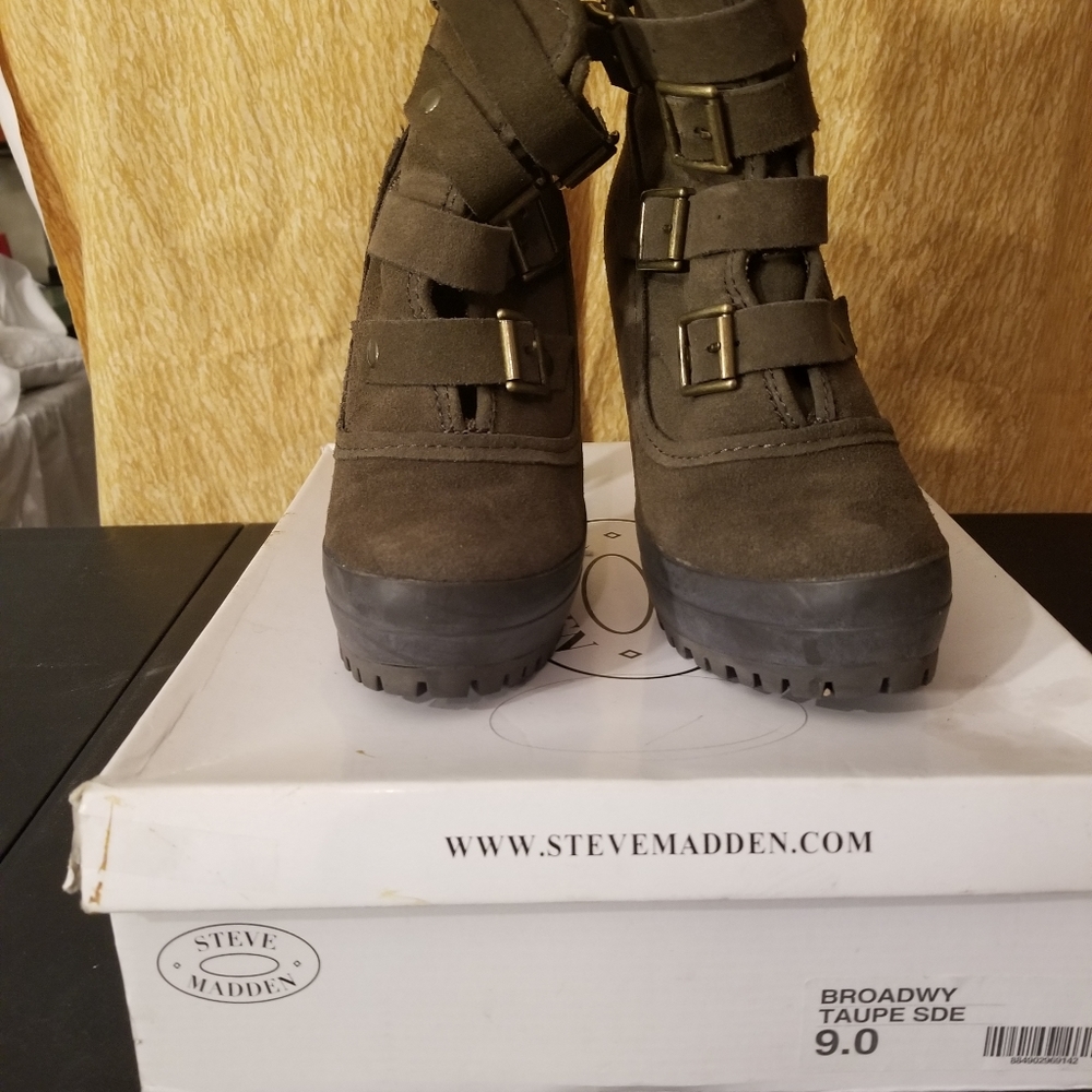 STEVE MADDEN- Size 9-  Ankle Boot Heels